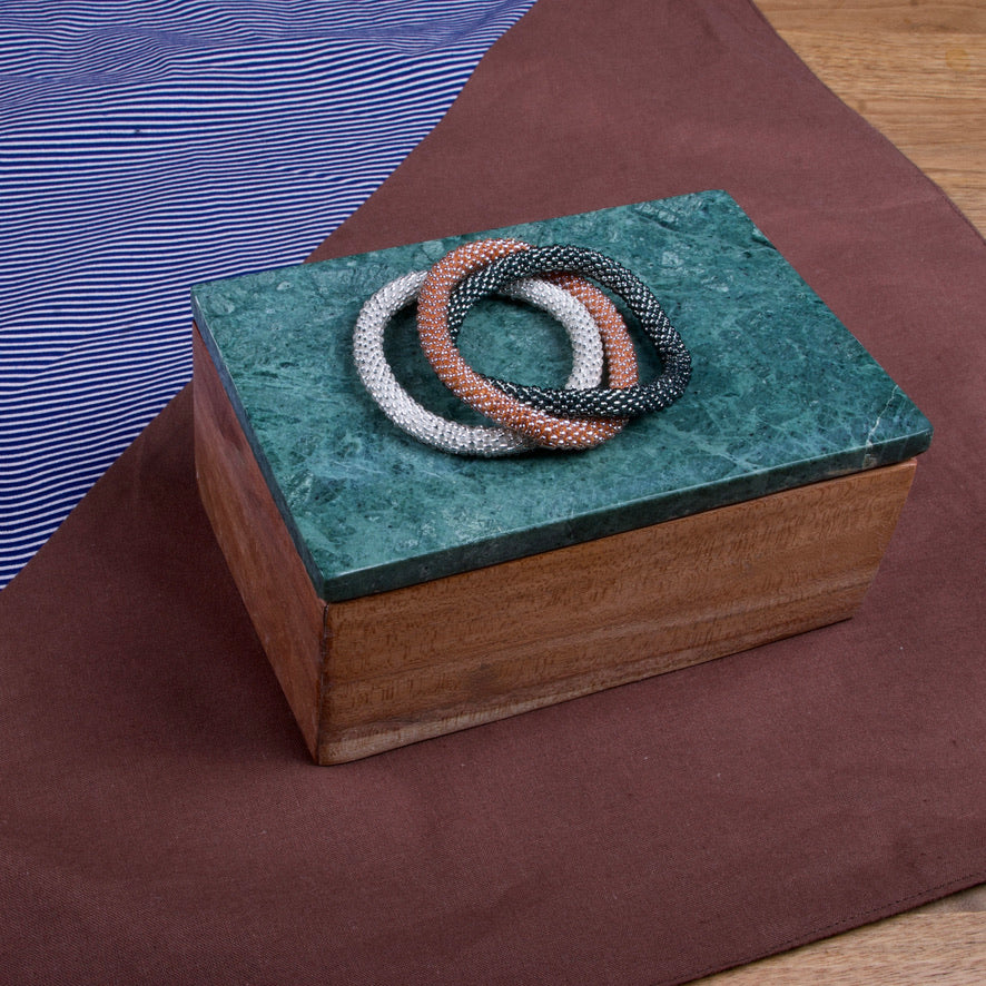 Til hende II - æske med armbånd <br> gavesæt