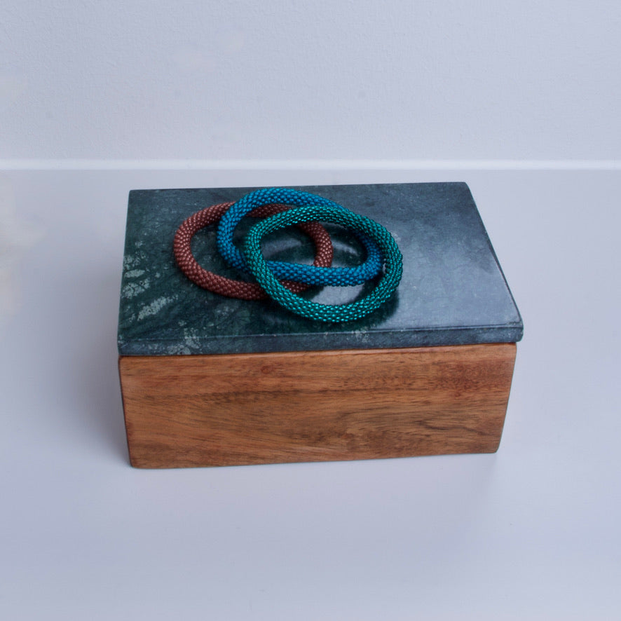 Til hende II - æske med armbånd <br> gavesæt